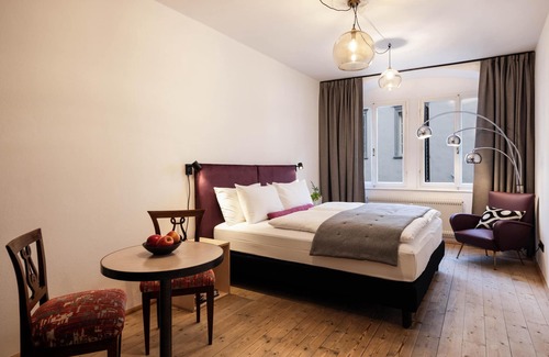 Old Town Apartment | Urban Chic in the Heart of the City - Apartment "Rosa Goldenstern Residence" with Balcony