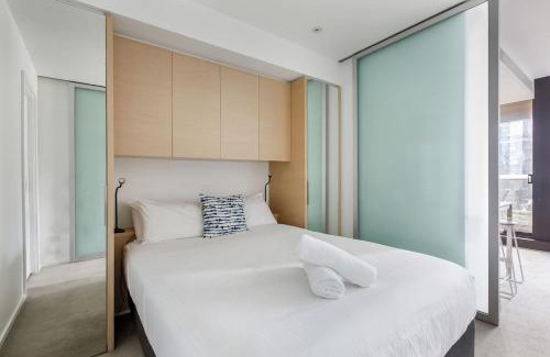 Southbank Apartment | Urban Cocoon - Cosy Riverside Pad with Pool and Sauna
