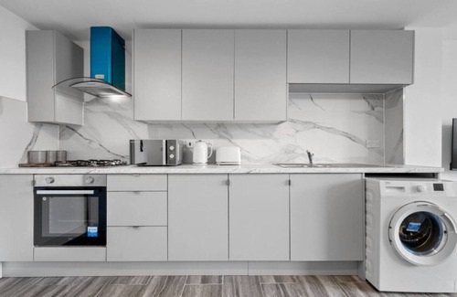 Leicester House | Urban Comfort: Stylish 3BR 2BATH with FREE Parking