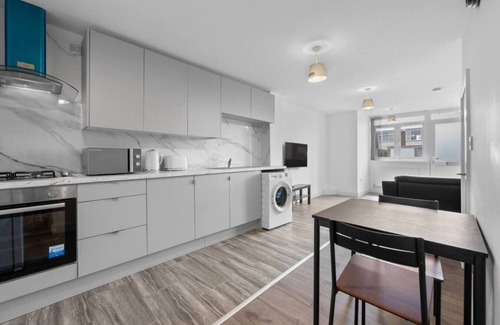 Leicester House | Urban Comfort: Stylish 3BR 2BATH with FREE Parking