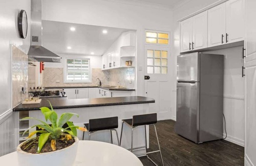 Newtown House | Urban Getaway Ipswich – 4BR Ensuites, Pets Allowed