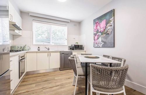 Glen Iris Apartment | Urban Green Stylish Courtyard Haven off Malvern Rd