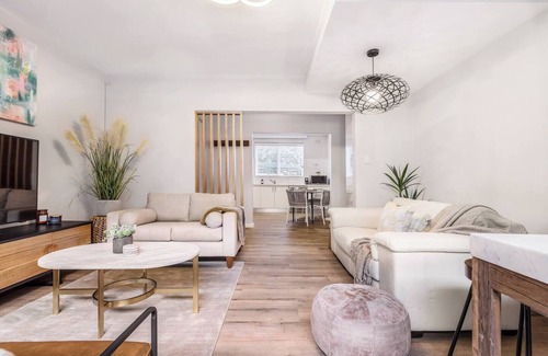 Glen Iris Apartment | Urban Green Stylish Courtyard Haven off Malvern Rd