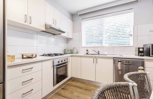 Glen Iris Apartment | Urban Green Stylish Courtyard Haven off Malvern Rd