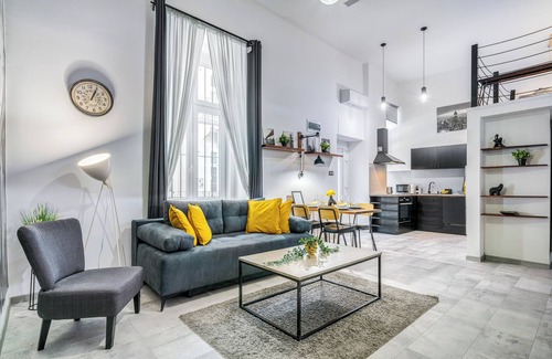 Belso-Ferencvaros Apartment | Urban Loft Haven downtown near Astoria in charming Budapest