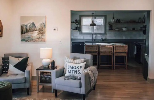Knoxville House | Urban Mountain Home—1 mile from UT Campus, Convention Center, Downtown Knx