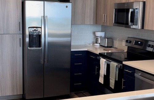 Addison Apartment | Urban Oasis: Comfort and Peace With GYM/Pool and free parking