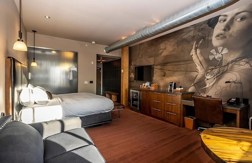 Fifth Ward Hotel | Urban Retreat and Culinary Delights, Close to Milwaukee World Festival!