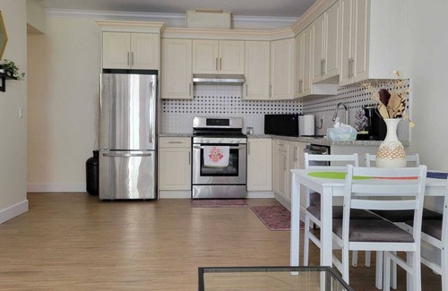 East Newton North Apartment | Urban Retreat Unwind and Enjoy in this beautiful space