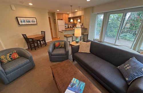 Hawthorne Hills Apartment | Urban Woodland Retreat, Near the ~UW~, Convenient to Everything