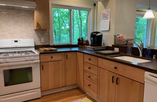 Hawthorne Hills Apartment | Urban Woodland Retreat, Near the ~UW~, Convenient to Everything