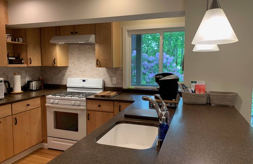 Hawthorne Hills Apartment | Urban Woodland Retreat, Near the ~UW~, Convenient to Everything