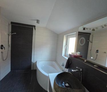 Schoemberg Apartment | Urlaubsoase mit Panoramabalkon & Platz für 6 Personen