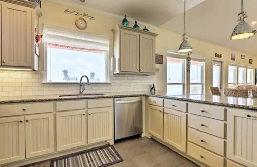 Crystal Beach House | Crystal Beach-Beachfront-Dog Friendly