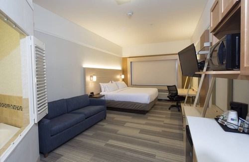 Port Huron Hotel | Holiday Inn Express & Suites Port Huron, an IHG Hotel
