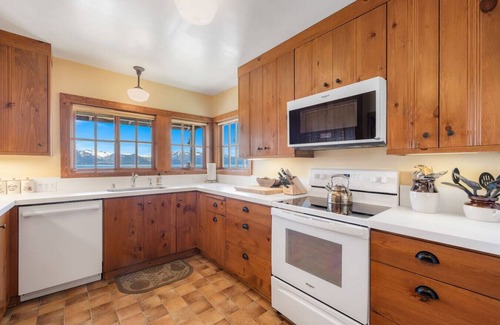 Zephyr Cove House | Lakefront Cabin | Beach-Deck-Epic Views | Sleep 10