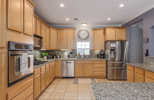 Bouldin House | UT Football Fave - Mins to Downtown, Zilker Park!