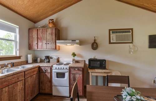 Utopia Cabin | Utopia River Retreat is a secluded paradise nestled along the Sabinal River in the Texas Hill Country.
