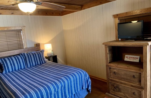 Dimmit County Cabin | Uvalde cabin. Comfortable quiet cabin 8 miles outside Carrizo Springs