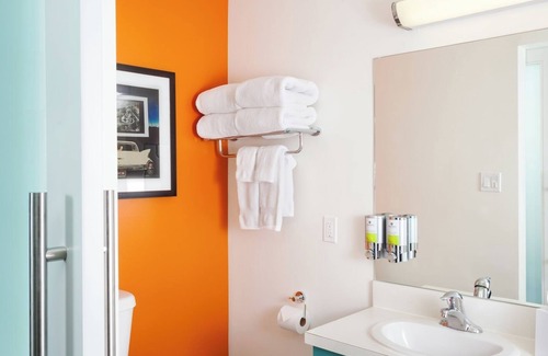 University District Hotel | UW Campus Close, Two Queen w/Tub, Staypineapple, Cycle the City
