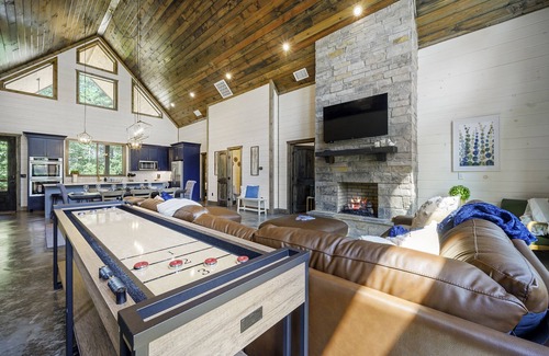 Pickens Cabin | Vacana GG Multi Family Fun Retreat, Arcades, Pets