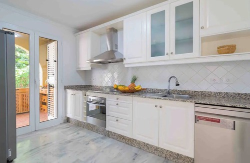 Monte Leon House | Vacation Home 'Villa Linda' with Mountain View, Private Pool and Wi-Fi