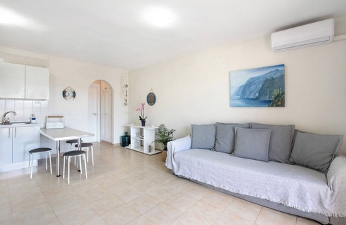 Los Gigantes Apartment | Vacation Apartment 'Apartamento Cerca De La Playa' with Shared Pool, Wi-Fi and Air Conditioning