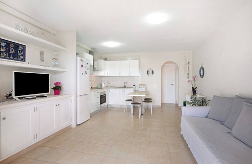 Los Gigantes Apartment | Vacation Apartment 'Apartamento Cerca De La Playa' with Shared Pool, Wi-Fi and Air Conditioning
