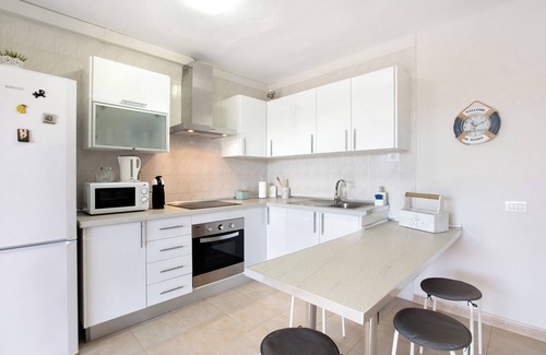 Los Gigantes Apartment | Vacation Apartment 'Apartamento Cerca De La Playa' with Shared Pool, Wi-Fi and Air Conditioning