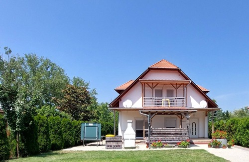Balatonmariafurdo Villa | Vacation apartment with pool, WLAN, terrace for 2 people directly on the lake