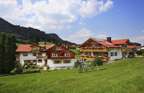 Rofleuten Apartment | Vacation apartment Falkenstein No. 4 on the first floor - Landhaus am Rosenbächle
