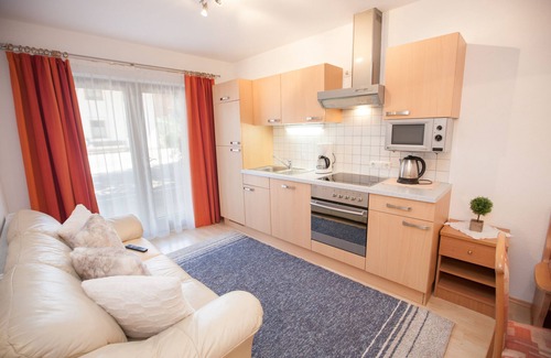 Zillertal Apartment | Vacation apartment on the edge of the forest only 100m from the ski slope.