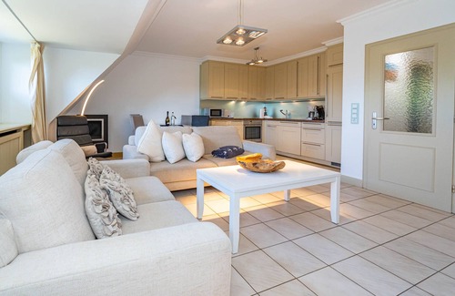 Keitum Apartment | Vacation apartment under thatch for up to 4 people with sunbathing area.