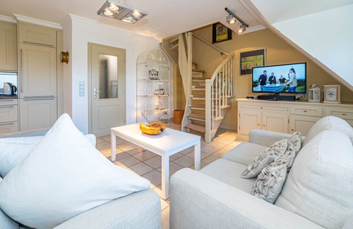 Keitum Apartment | Vacation apartment under thatch for up to 4 people with sunbathing area.