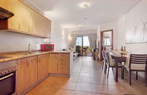 Costa Teguise Apartment | Vacation 'Casa Rosa' with Sea View, Shared Pool and Wi-Fi