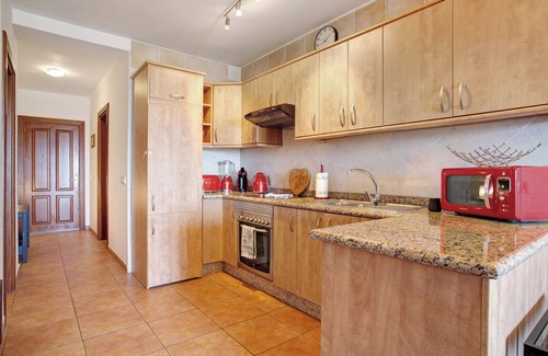 Costa Teguise Apartment | Vacation 'Casa Rosa' with Sea View, Shared Pool and Wi-Fi