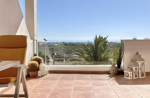 Costa Teguise Apartment | Vacation 'Casa Rosa' with Sea View, Shared Pool and Wi-Fi