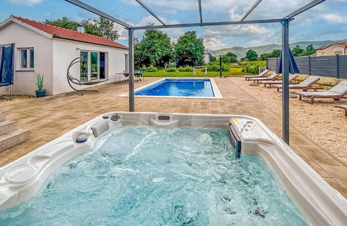 Donji Prolozac House | Vacation home Ana with pool and jacuzzi