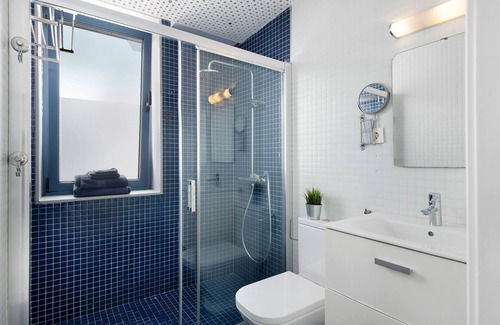 Arrieta House | Vacation Home "Casa Anclada Alta en Arrieta" with Shared Garden & Wi-Fi