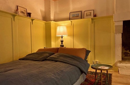Locmalo House | Vacation Home "Encore Une Fois, La Maison Collorée" with Private Terrace, Shared Terrace & Wi-Fi