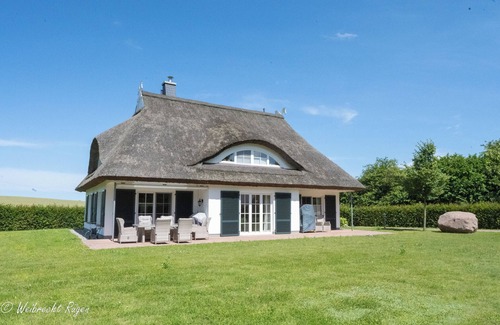 Puddemin House | Vacation home Lindenfels in the south of the island of Rügen
