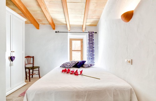 Arta House | Vacation Home Ses Barraques with Landmark View, Wi-Fi, Balcony & Terrace