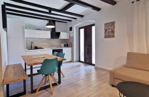 Bale House | Vacation home with pool in medieval village Bale