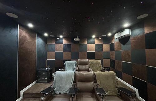Lekki Phase 1 Apartment | VACATION HOMES - 5 bedroom private compound home in lekki phase 1 - rooftop, pool, spa, cinema, 24h light & security
