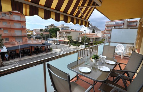 Santa Margarida Apartment | Vacation rental in Roses, Costa Brava: Cozy apartment 50 meters from the beach, capacity for 6 people, with terrace.