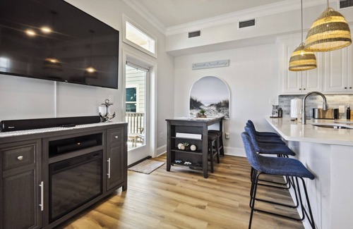Gulfport House | Vacation Vibes - Beachfront Home | Steps to the water <10 to downtown Gulfport