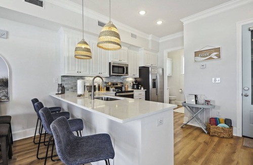 Gulfport House | Vacation Vibes - Beachfront Home | Steps to the water <10 to downtown Gulfport