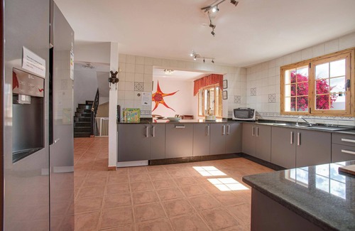 Puerto del Carmen Villa | Vacation Villa "Villa Lea" with Sea View, Pool, Fast Wi-Fi