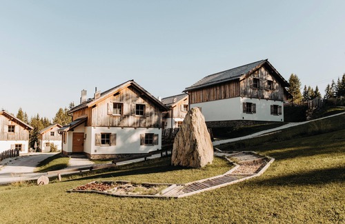 Weisspriach Ski Chalet | Vacations in the mountains - hiking trails and slopes right outside the chalet door
