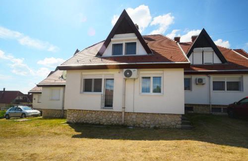 Sumeg Apartment | Vadrózsa apartman
